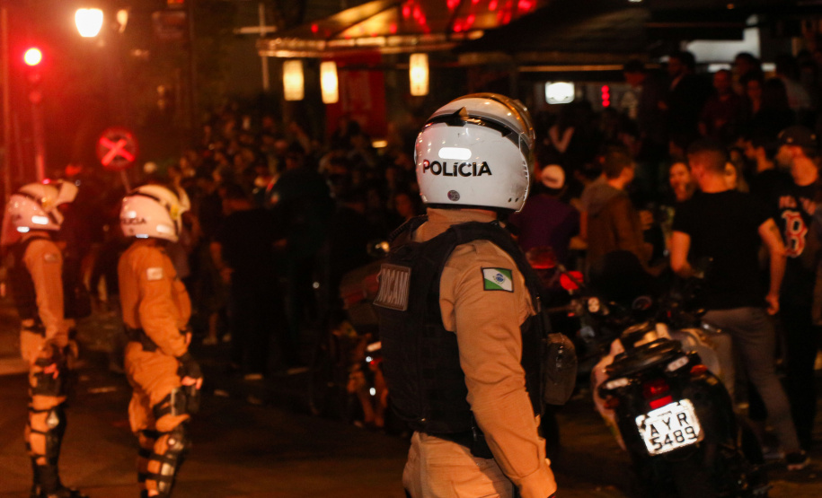 A Polícia Militar do Paraná deflagra a megaoperação Primo que cumpriu 16 mandados de Prisão e de Busca e Apreensão e resultou em 19 encaminhamentos, sendo 15 adultos e quatro adolescentes apreendidos, bem como uma quantidade de drogas recolhida.  -  Curitiba, 26/04/2019  -  Foto: PMPR