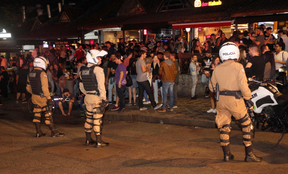 A Polícia Militar do Paraná deflagra a megaoperação Primo que cumpriu 16 mandados de Prisão e de Busca e Apreensão e resultou em 19 encaminhamentos, sendo 15 adultos e quatro adolescentes apreendidos, bem como uma quantidade de drogas recolhida.  -  Curitiba, 26/04/2019  -  Foto: PMPR
