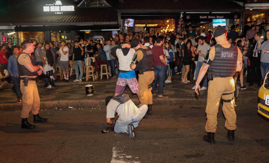 A Polícia Militar do Paraná deflagra a megaoperação Primo que cumpriu 16 mandados de Prisão e de Busca e Apreensão e resultou em 19 encaminhamentos, sendo 15 adultos e quatro adolescentes apreendidos, bem como uma quantidade de drogas recolhida.  -  Curitiba, 26/04/2019  -  Foto: PMPR