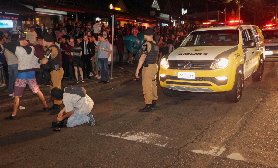 A Polícia Militar do Paraná deflagra a megaoperação Primo que cumpriu 16 mandados de Prisão e de Busca e Apreensão e resultou em 19 encaminhamentos, sendo 15 adultos e quatro adolescentes apreendidos, bem como uma quantidade de drogas recolhida.  -  Curitiba, 26/04/2019  -  Foto: PMPR