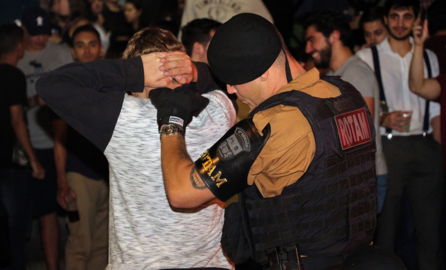 A Polícia Militar do Paraná deflagra a megaoperação Primo que cumpriu 16 mandados de Prisão e de Busca e Apreensão e resultou em 19 encaminhamentos, sendo 15 adultos e quatro adolescentes apreendidos, bem como uma quantidade de drogas recolhida.  -  Curitiba, 26/04/2019  -  Foto: Soldado Amanda Morais