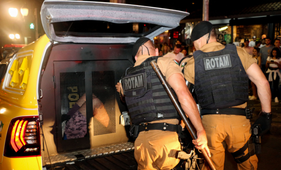 A Polícia Militar do Paraná deflagra a megaoperação Primo que cumpriu 16 mandados de Prisão e de Busca e Apreensão e resultou em 19 encaminhamentos, sendo 15 adultos e quatro adolescentes apreendidos, bem como uma quantidade de drogas recolhida.  -  Curitiba, 26/04/2019  -  Foto: Soldado Amanda Morais