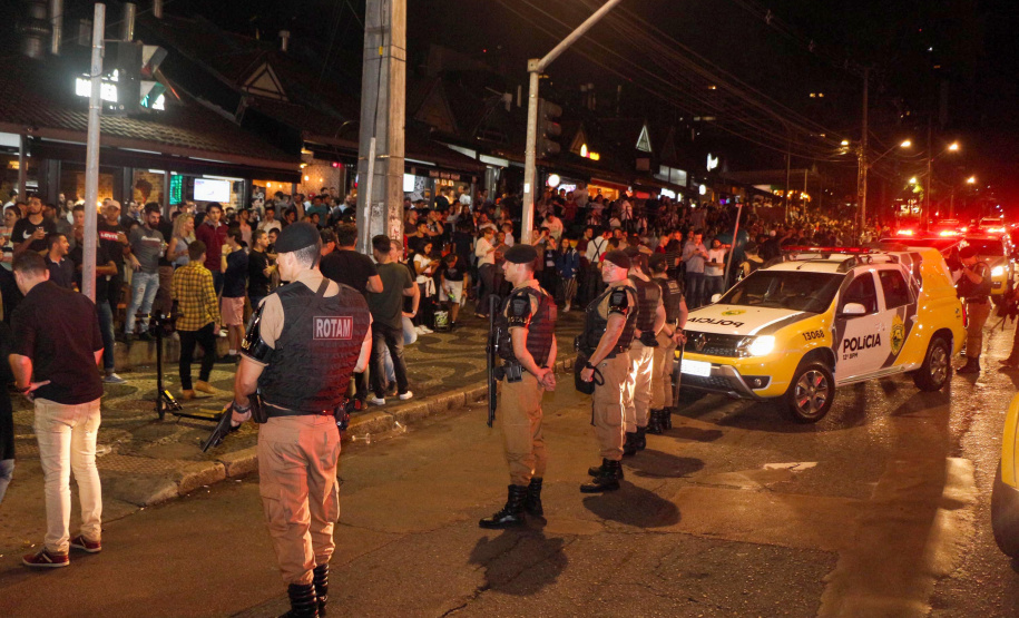 A Polícia Militar do Paraná deflagra a megaoperação Primo que cumpriu 16 mandados de Prisão e de Busca e Apreensão e resultou em 19 encaminhamentos, sendo 15 adultos e quatro adolescentes apreendidos, bem como uma quantidade de drogas recolhida.  -  Curitiba, 26/04/2019  -  Foto: PMPR