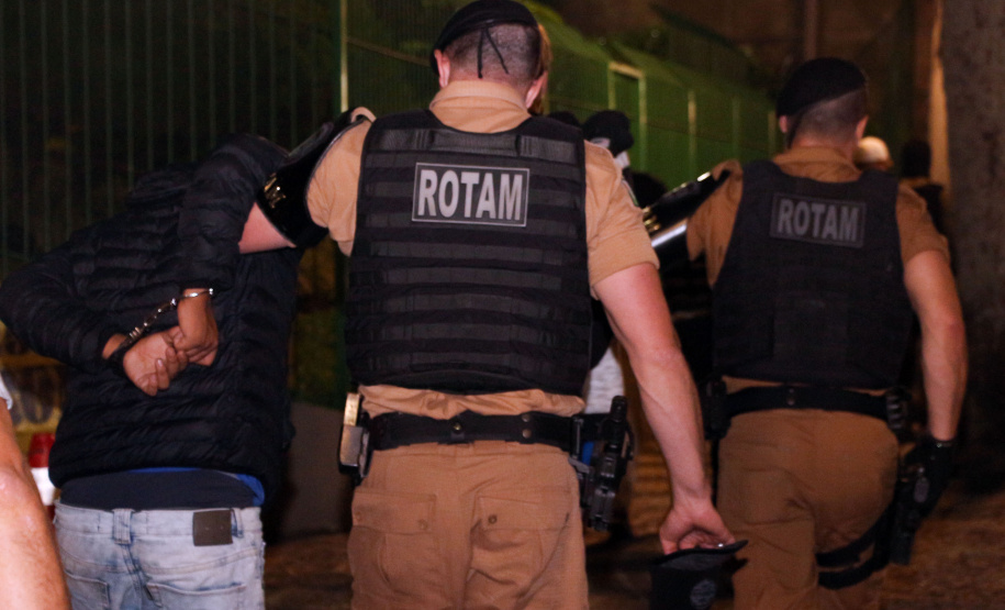 A Polícia Militar do Paraná deflagra a megaoperação Primo que cumpriu 16 mandados de Prisão e de Busca e Apreensão e resultou em 19 encaminhamentos, sendo 15 adultos e quatro adolescentes apreendidos, bem como uma quantidade de drogas recolhida.  -  Curitiba, 26/04/2019  -  Foto: PMPR