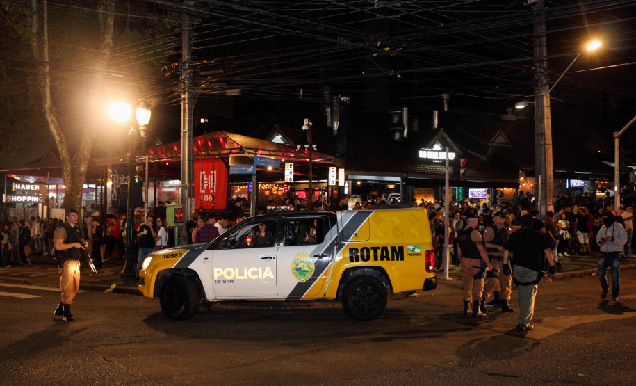 A Polícia Militar do Paraná deflagra a megaoperação Primo que cumpriu 16 mandados de Prisão e de Busca e Apreensão e resultou em 19 encaminhamentos, sendo 15 adultos e quatro adolescentes apreendidos, bem como uma quantidade de drogas recolhida.  -  Curitiba, 26/04/2019  -  Foto: Soldado Amanda Morais