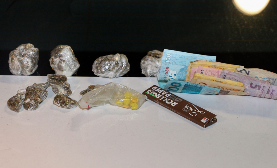 A Polícia Militar do Paraná deflagra a megaoperação Primo que cumpriu 16 mandados de Prisão e de Busca e Apreensão e resultou em 19 encaminhamentos, sendo 15 adultos e quatro adolescentes apreendidos, bem como uma quantidade de drogas recolhida.  -  Curitiba, 26/04/2019  -  Foto: Soldado Amanda Morais