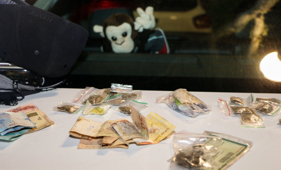 A Polícia Militar do Paraná deflagra a megaoperação Primo que cumpriu 16 mandados de Prisão e de Busca e Apreensão e resultou em 19 encaminhamentos, sendo 15 adultos e quatro adolescentes apreendidos, bem como uma quantidade de drogas recolhida.  -  Curitiba, 26/04/2019  -  Foto: PMPR