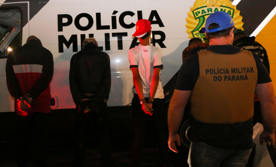 A Polícia Militar do Paraná deflagra a megaoperação Primo que cumpriu 16 mandados de Prisão e de Busca e Apreensão e resultou em 19 encaminhamentos, sendo 15 adultos e quatro adolescentes apreendidos, bem como uma quantidade de drogas recolhida.  -  Curitiba, 26/04/2019  -  Foto: Soldado Amanda Morais