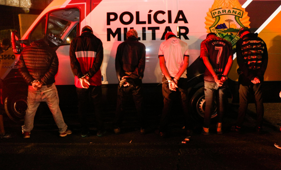 A Polícia Militar do Paraná deflagra a megaoperação Primo que cumpriu 16 mandados de Prisão e de Busca e Apreensão e resultou em 19 encaminhamentos, sendo 15 adultos e quatro adolescentes apreendidos, bem como uma quantidade de drogas recolhida.  -  Curitiba, 26/04/2019  -  Foto: Soldado Amanda Morais