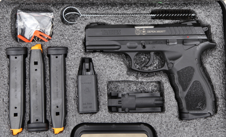 O governador Carlos Massa Ratinho Junior entregou nesta quarta-feira armas, rádios comunicadores e veículos de escolta ao Departamento Penitenciário do Paraná (Depen). O objetivo é equipar e modernizar o sistema prisional do Estado. Curitiba, 08/05/2019. Foto: José Fernando Ogura/ANPr