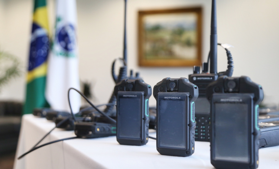 O governador Carlos Massa Ratinho Junior entregou nesta quarta-feira armas, rádios comunicadores e veículos de escolta ao Departamento Penitenciário do Paraná (Depen). O objetivo é equipar e modernizar o sistema prisional do Estado. Curitiba, 08/05/2019. Foto: José Fernando Ogura/ANPr