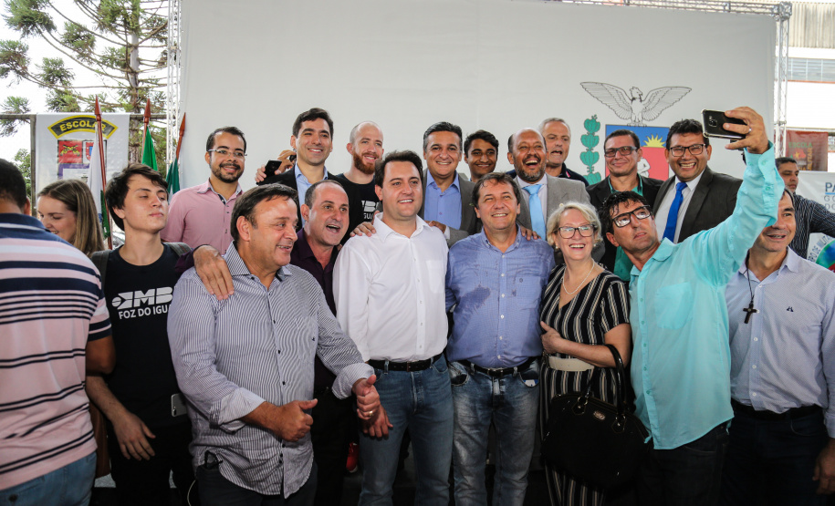 O governador Carlos Massa Ratinho Junior lança o programa Escola Segura. Foz do Iguaçu, 09/05/2019 - Foto: Geraldo Bubniak/ANPr