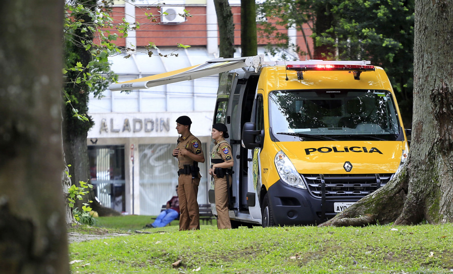 Módulo Móvel na praça Eufrásio Correia.Curitiba, 24-10-14.Foto: Arnaldo Alves / ANPr.