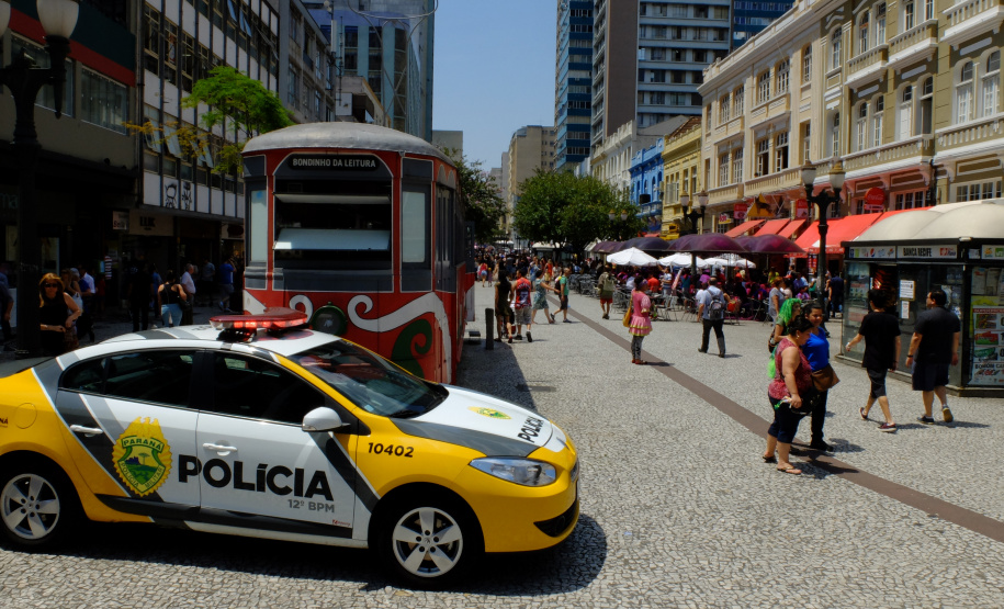 Policiamento movel no calcadao da rua XV,centro.Curitiba,11/10/2014. Foto - Antonio Costa