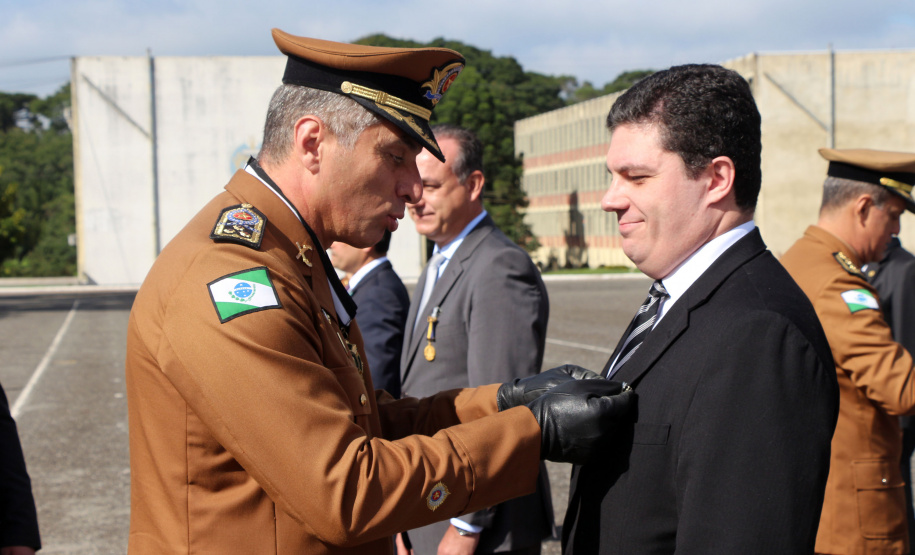 São Jose dos Pinhais, 20 de Maio de 2019. Solenidade alusiva ao Patrono da PMPR. Cel Pericles, Comandante-Geral da PMPR, faz a entrega da medalha Cel Sarmento a um dos agraciados.