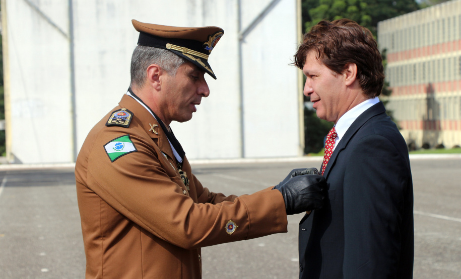 São Jose dos Pinhais, 20 de Maio de 2019. Solenidade alusiva ao Patrono da PMPR. Cel. Pericles, Comadante-Geral da PMPR, faz a entrega da Medalha Cel Sarmento a um dos agraciados.