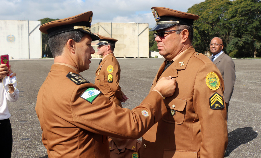 São Jose dos Pinhais, 20 de Maio de 2019. Solenidade alusiva ao Patrono da PMPR. Cel Prates, Chefe do Estado-Maior da PMPR faz a entrega da medalha Cel Sarmento a um dos agraciados.