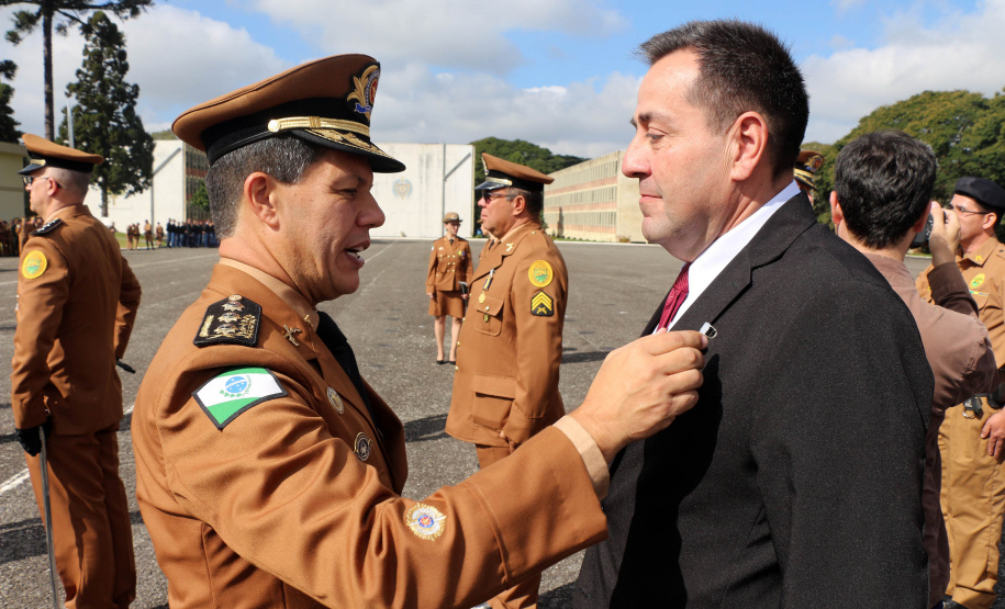 São Jose dos Pinhais, 20 de Maio de 2019. Solenidade alusiva ao Patrono da PMPR. Cel Prates, Chefe do Estado-Maior da PMPR faz a entrega da medalha Cel Sarmento a um dos agraciados.