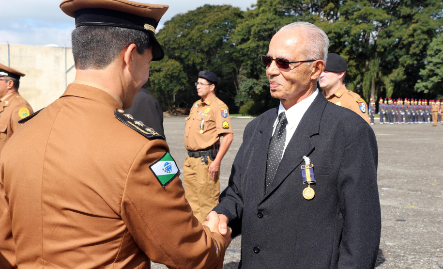 São Jose dos Pinhais, 20 de Maio de 2019. Solenidade alusiva ao Patrono da PMPR. Cel Prates, Chefe do Estado-Maior da PMPR faz a entrega da medalha Cel Sarmento a um dos agraciados.
