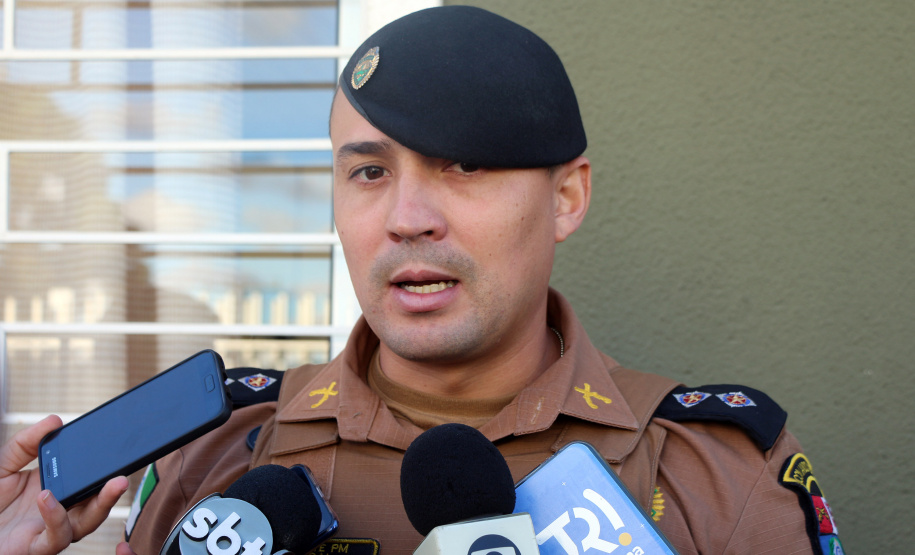 Curitiba, 24 de Maio de 2019. 24-05-2019. Operação do 1º CRPM desmonta laboratório de drogas no Tingui. Foto: Ten Marçal fala com a imprensa no local da apreensão.