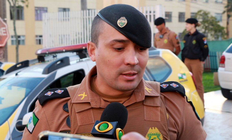 Curitiba, 24 de Maio de 2019. 24-05-2019. Operação do 1º CRPM desmonta laboratório de drogas no Tingui. Foto: Ten Marçal fala com a imprensa no local da apreensão.