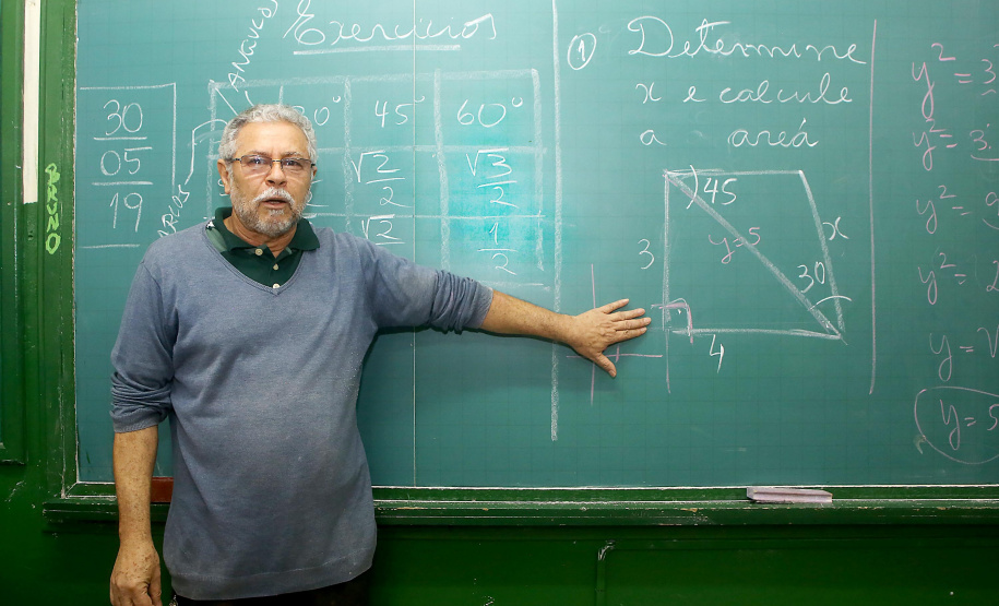 Na imagem, o professor Jorge Vieira