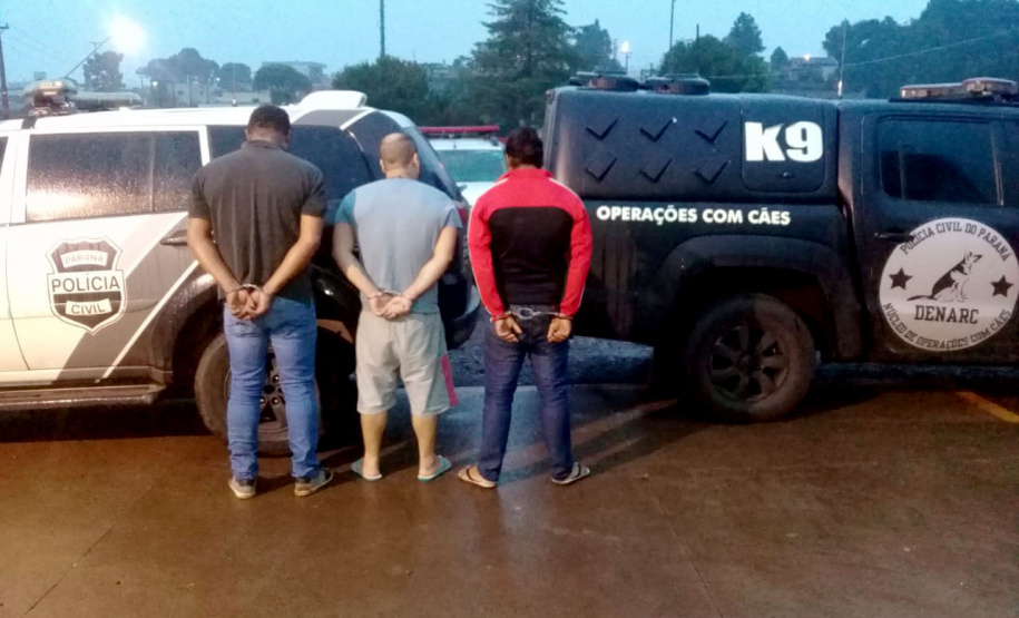 A Divisão Estadual de Narcóticos (Denarc) da Polícia Civil do Paraná prendeu nos primeiros quatro meses do ano 147 pessoas envolvidas no tráfico de drogas. Também foram recuperados 71 veículos e 46 armas de uso restrito, além de cerca de 23 toneladas de maconha, 5 toneladas de cocaína, mais de 200 quilos de crack e quantidades expressivas de haxixe, LSD, ecstasy e sintéticos. - Fotos Denarc