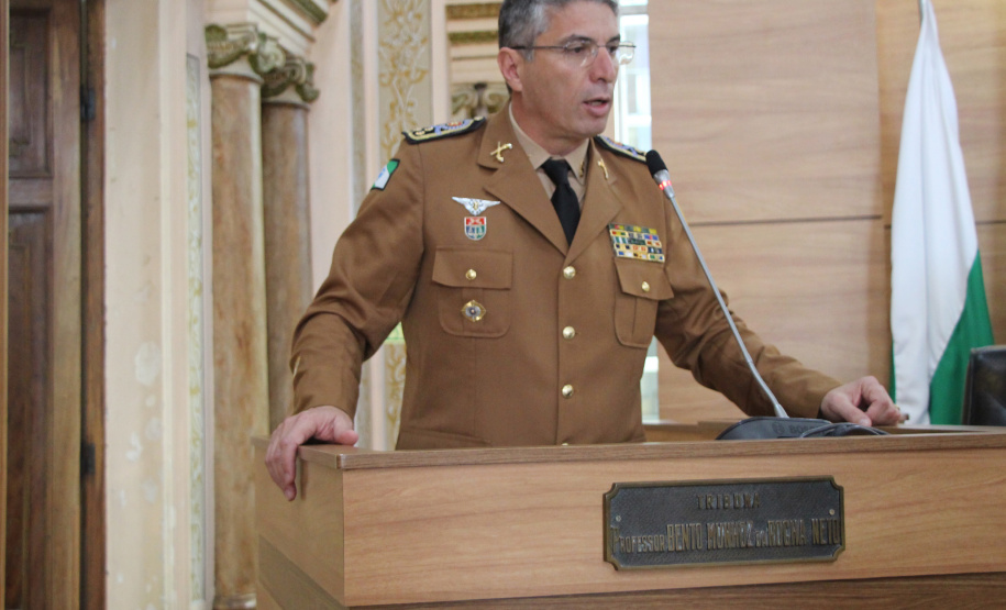 Curitiba, 19 de junho de 2019. Alto Comando da PMPR recebe homenagem na Camera municipal de Curitiba. Foto: Cel Pericles discursa para as autoridades presentes.