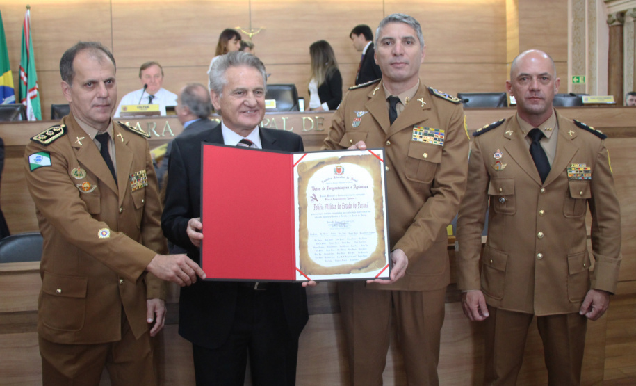 Curitiba, 19 de junho de 2019. Alto Comando da PMPR recebe homenagem na Camera municipal de Curitiba. Foto: da esq. para dir. Cel Moraes, Presidente da Camera Municipal Sabino Picolo, Cel Pericles e Ten-Cel Hudson.