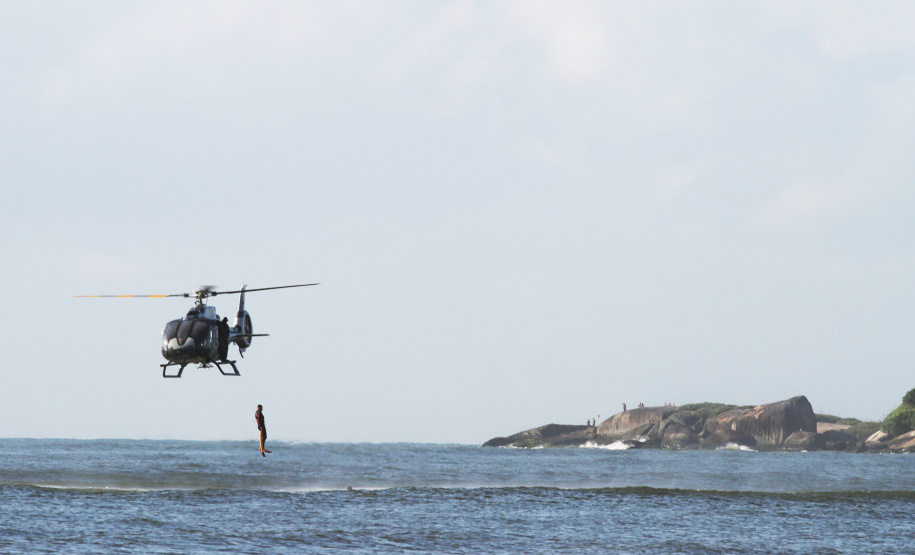 Helicópteroo da polícia realiza salvamento em Guaratuba.Guaratuba, 18-02-2012.Foto: Arnaldo Alves / AENotícias.