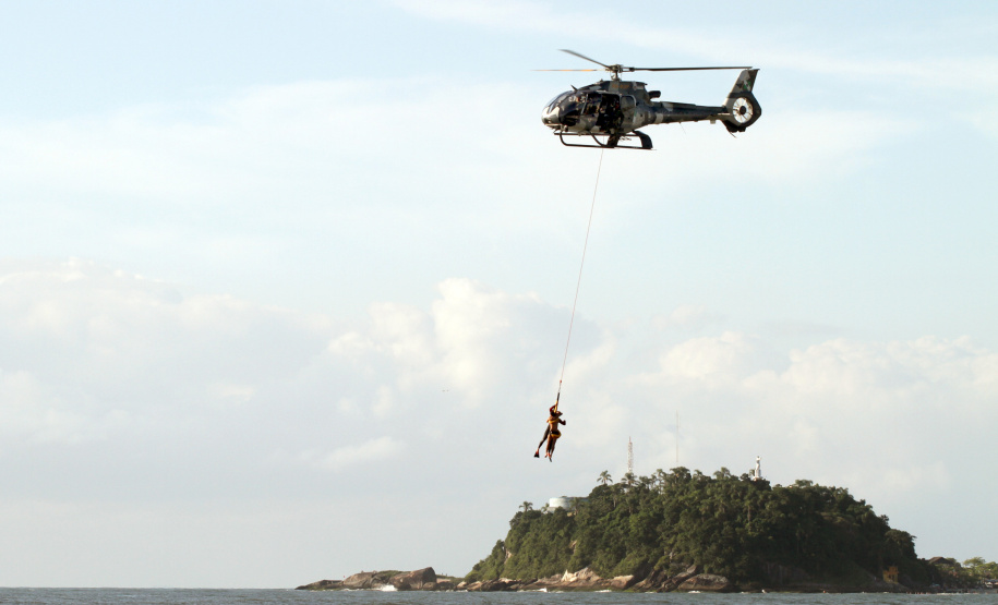 Helicópteroo da polícia realiza salvamento em Guaratuba.Guaratuba, 18-02-2012.Foto: Arnaldo Alves / AENotícias.