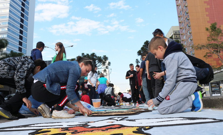 Curitiba, 20 de junho de 2019. Tapete da Policia Militar Corpus Christi. Foto: Policias Militares e Familiares.