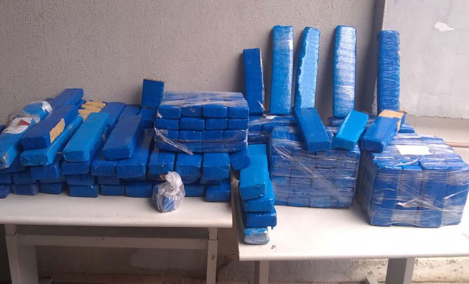 PM encontra mochila abandonada no bairro Cajuru, em Curitiba, e acaba apreendendo mais de 160 quilos de maconha em Campo Largo (RMC)