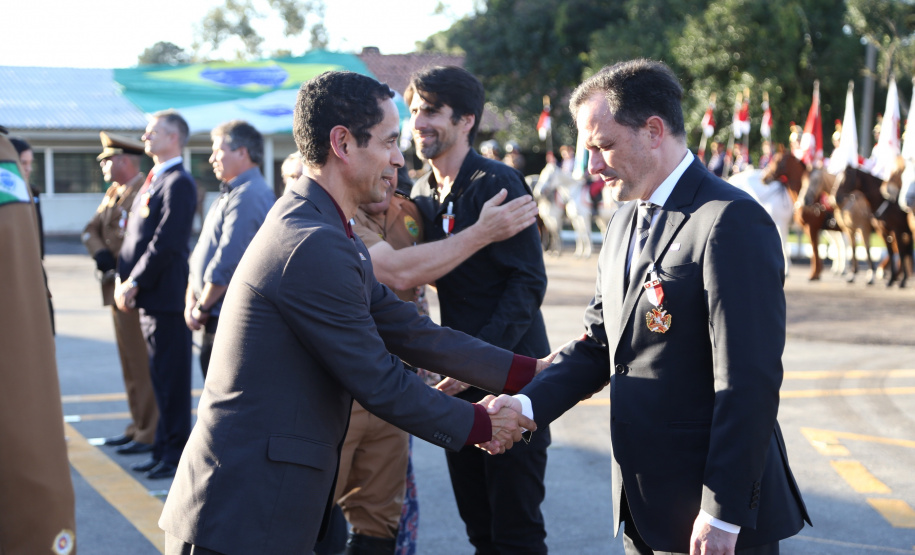 O governador Carlos Massa Ratinho Junior e o presidente em exercício Hamilton Mourão receberam nesta sexta-feira (28) a medalha Heróis da Cavalaria, da Polícia Montada Coronel Dulcídio. A condecoração foi entregue na cerimônia, em Curitiba, que comemora os 140 anos do regimento, que é a unidade mais antiga da Polícia Militar do Paraná.  -  Curitiba, 28/06/2019  -  Foto: José Fernando Ogura/ANPr
