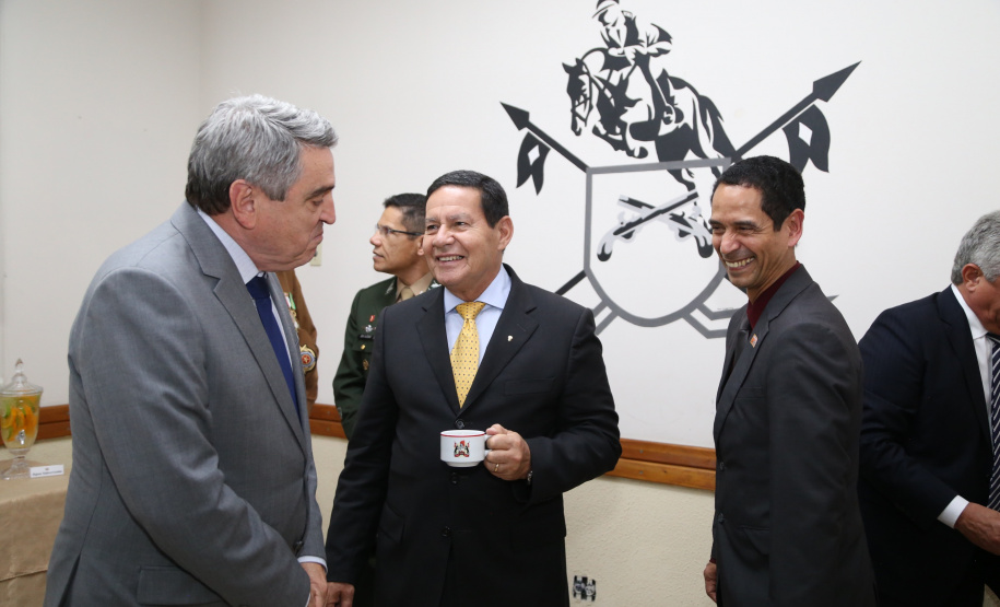 O governador Carlos Massa Ratinho Junior e o presidente em exercício Hamilton Mourão receberam nesta sexta-feira (28) a medalha Heróis da Cavalaria, da Polícia Montada Coronel Dulcídio. A condecoração foi entregue na cerimônia, em Curitiba, que comemora os 140 anos do regimento, que é a unidade mais antiga da Polícia Militar do Paraná.  -  Curitiba, 28/06/2019  -  Foto: José Fernando Ogura/ANPr
