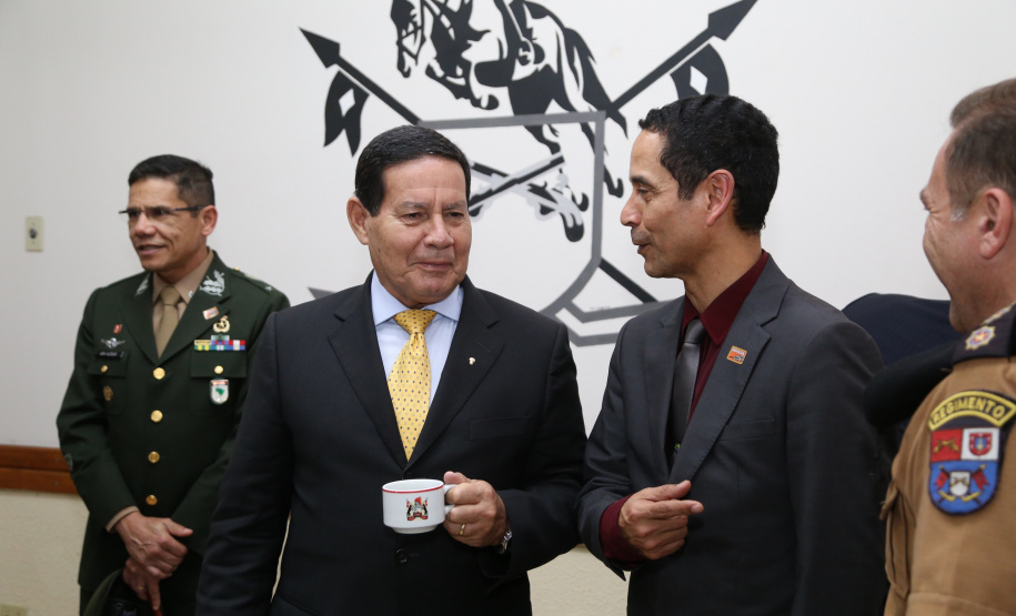 O governador Carlos Massa Ratinho Junior e o presidente em exercício Hamilton Mourão receberam nesta sexta-feira (28) a medalha Heróis da Cavalaria, da Polícia Montada Coronel Dulcídio. A condecoração foi entregue na cerimônia, em Curitiba, que comemora os 140 anos do regimento, que é a unidade mais antiga da Polícia Militar do Paraná.  -  Curitiba, 28/06/2019  -  Foto: José Fernando Ogura/ANPr