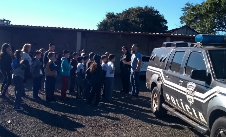 PCPR recebe visita de alunos de escola municipal em delegacia de Ampére