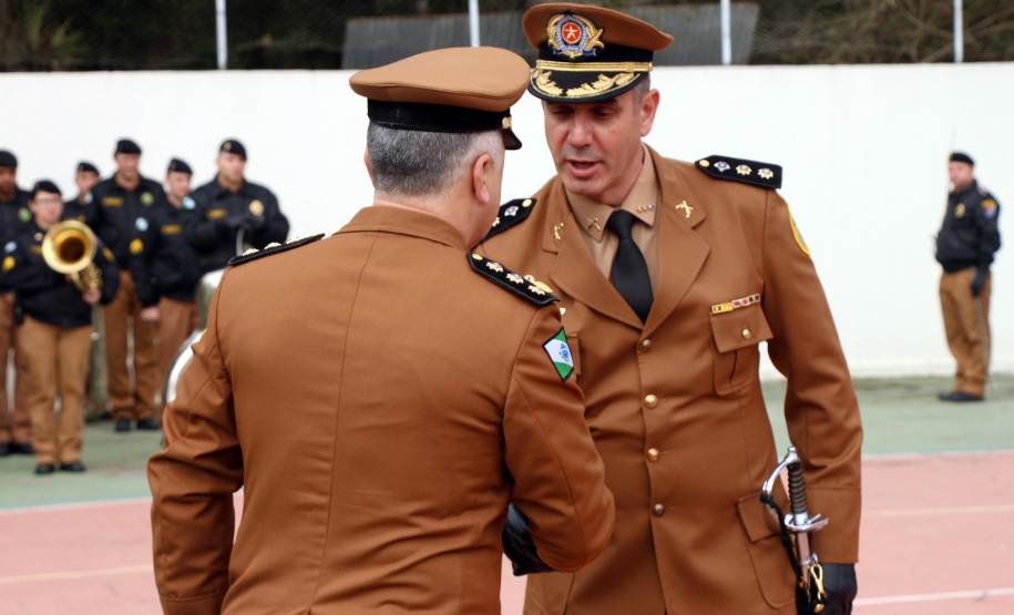 Colombo, 09 de julho de 2019. Passagem de Comando do 22º BPM. Foto: Cel. QOPM Valterlei Mattos de Souza, Comandante do 6º CRPM, cumprimenta o Ten.-Cel. QOPM Luiz Marcelo Mazieiro Jakiemiv por ter assumido o Comando do 22º BPM.