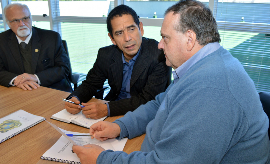 Secretário visita a sede da Polícia Científica, em Curitiba