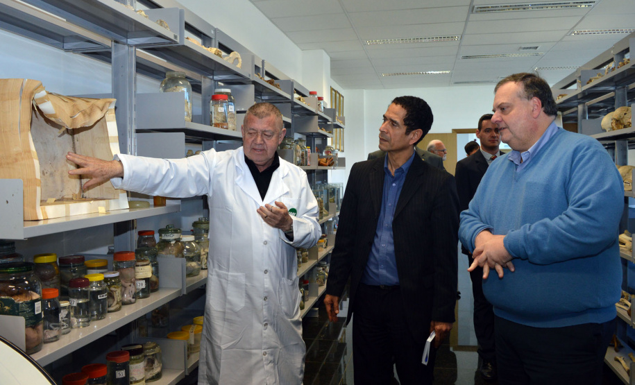 Secretário visita a sede da Polícia Científica, em Curitiba