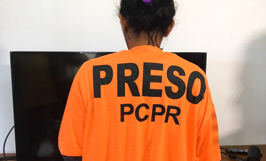 A Polícia Civil do Paraná (PCPR) prendeu em Quatro Barras, Região Metropolitana de Curitiba, uma mulher de 36 anos, suspeita pela autoria do incêndio que vitimou o próprio marido, de 46 anos. O crime aconteceu no dia 25 de maio de 2019, no bairro São Pedro, também em Quatro Barras.