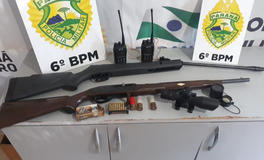 PM fecha rinha de galo e apreende armas de fogo em Cascavel, no Oeste do Paraná
