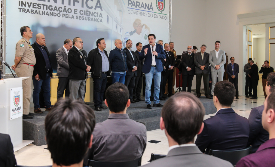 O governador Carlos Massa Ratinho Júnior dá posse nesta segunda-feira (22) a mais de 90 peritos oficiais, no Palácio Iguaçu. Os profissionais integrarão o efetivo da Polícia Científica do Paraná e, após formação, serão distribuídos no Estado, conforme a necessidade. Curitiba, 22/07/2019 -Foto: Geraldo Bubniak/ANPr