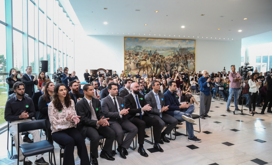 O governador Carlos Massa Ratinho Júnior dá posse nesta segunda-feira (22) a mais de 90 peritos oficiais, no Palácio Iguaçu. Os profissionais integrarão o efetivo da Polícia Científica do Paraná e, após formação, serão distribuídos no Estado, conforme a necessidade. Curitiba, 22/07/2019 -Foto: Geraldo Bubniak/ANPr