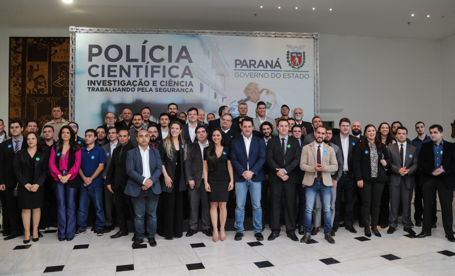 O governador Carlos Massa Ratinho Júnior dá posse nesta segunda-feira (22) a mais de 90 peritos oficiais, no Palácio Iguaçu. Os profissionais integrarão o efetivo da Polícia Científica do Paraná e, após formação, serão distribuídos no Estado, conforme a necessidade. Curitiba, 22/07/2019 -Foto: Geraldo Bubniak/ANPr