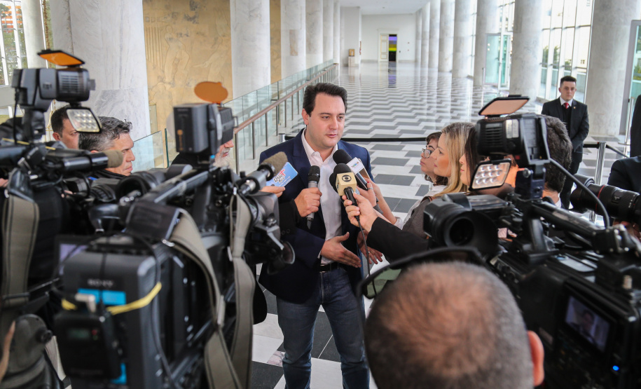 O governador Carlos Massa Ratinho Júnior dá posse nesta segunda-feira (22) a mais de 90 peritos oficiais, no Palácio Iguaçu. Os profissionais integrarão o efetivo da Polícia Científica do Paraná e, após formação, serão distribuídos no Estado, conforme a necessidade. Curitiba, 22/07/2019 -Foto: Geraldo Bubniak/ANPr