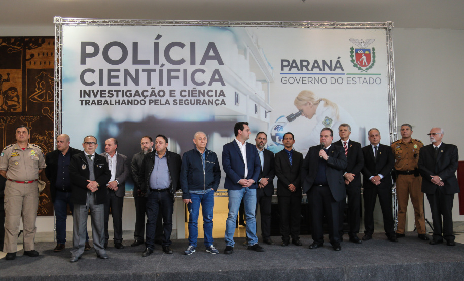 O governador Carlos Massa Ratinho Júnior dá posse nesta segunda-feira (22) a mais de 90 peritos oficiais, no Palácio Iguaçu. Os profissionais integrarão o efetivo da Polícia Científica do Paraná e, após formação, serão distribuídos no Estado, conforme a necessidade. Curitiba, 22/07/2019 -Foto: Geraldo Bubniak/ANPr