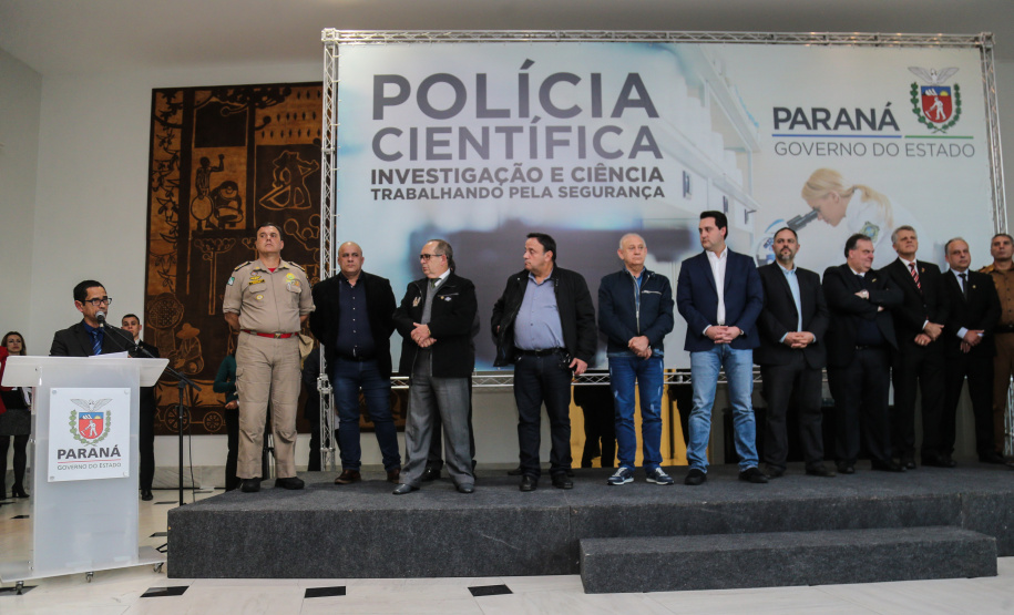 O governador Carlos Massa Ratinho Júnior dá posse nesta segunda-feira (22) a mais de 90 peritos oficiais, no Palácio Iguaçu. Os profissionais integrarão o efetivo da Polícia Científica do Paraná e, após formação, serão distribuídos no Estado, conforme a necessidade. Curitiba, 22/07/2019 -Foto: Geraldo Bubniak/ANPr