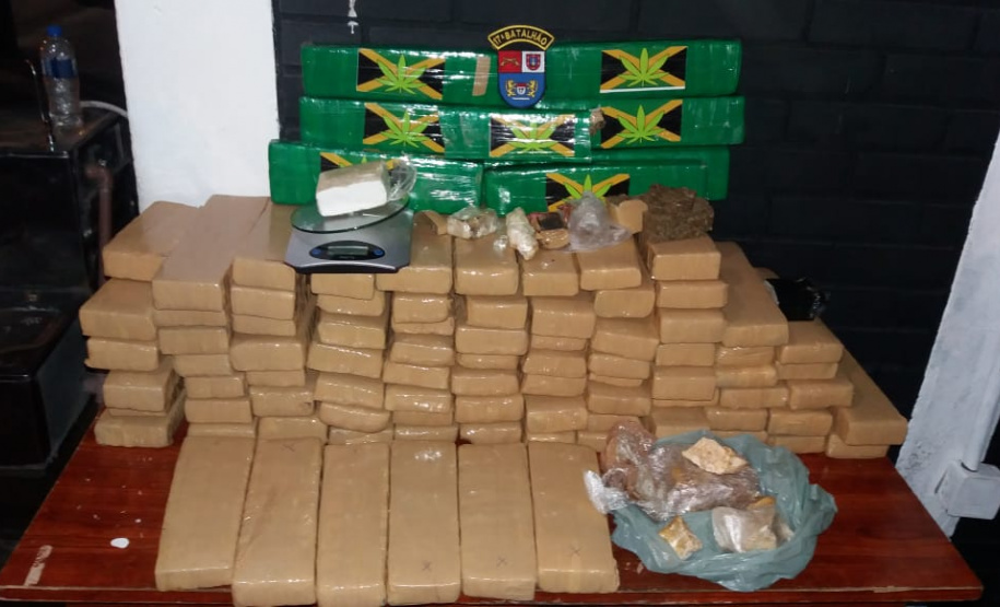 Denúncia e ação rápida da PM gera apreensão de mais de 50 quilos de droga em Araucária (RMC)