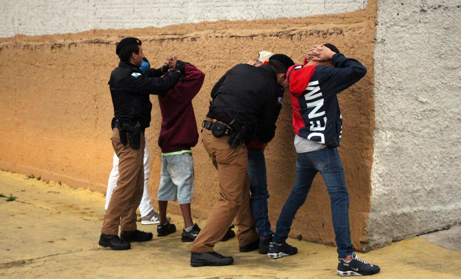 Curitiba, 02 de agosto de 2019.  Polícia Militar deflagra Operação 100 com mais de 500 policiais e 165 viaturas em Curitiba. Foto: Polciais Militares realizam abordagem a pessoas durante a Operação.